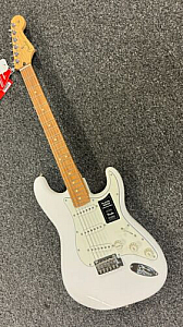 Fender Player Series  Stratocaster Solid Body Electric GuitarWhite 2022
